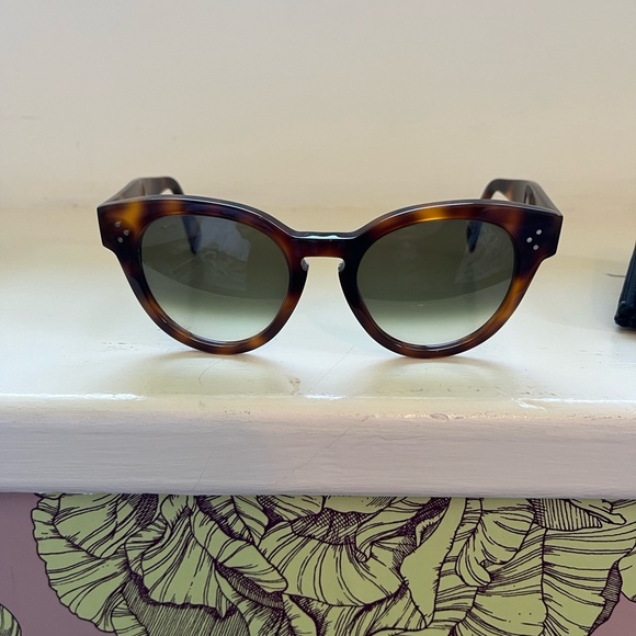 Celine Round tortoise gradient sunglasses with gold hardware - Picture 10 of 13